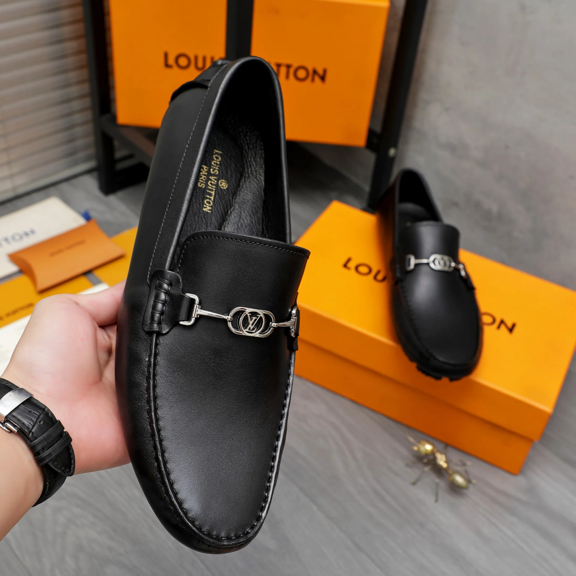 Men's shoes 💰400 Product trademark: LV "Louis Vuitton" casual slip-on shoes Regular size: 38-45 (45 is custom-made and non-returnable) Product materials: Selected high-quality cowhide upper, pigskin lining, original non-slip outsole